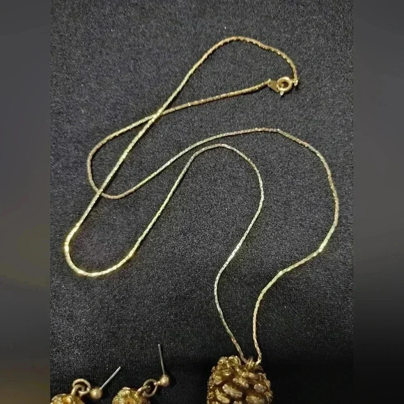 Gold Pinecone pendant and earrings set - Picture 4 of 8